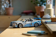 LEGO Technic 42210 Skyline GT-R expuesto en mesa con función de derrape y detalles realistas
