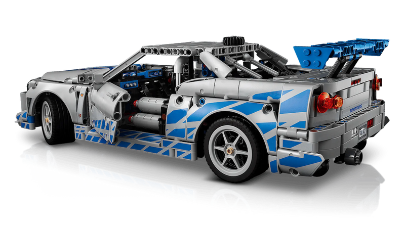 LEGO Technic Skyline GT-R 42210 vista trasera con alerón ajustable y decoración azul plateada
