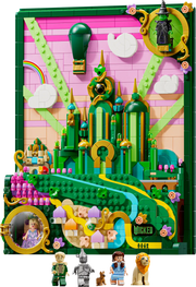 LEGO Wicked Arte Mural Emerald City 75685 mostrando la ciudad esmeralda en colores verde, rosa y amarillo con Elphaba volando y Glinda en su burbuja sobre paisaje 3D de Oz
