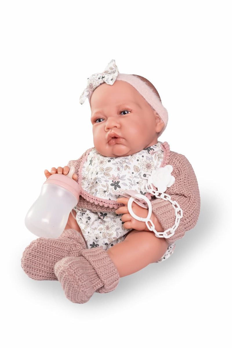 Lúa con diadema rosa y ropa de flores
