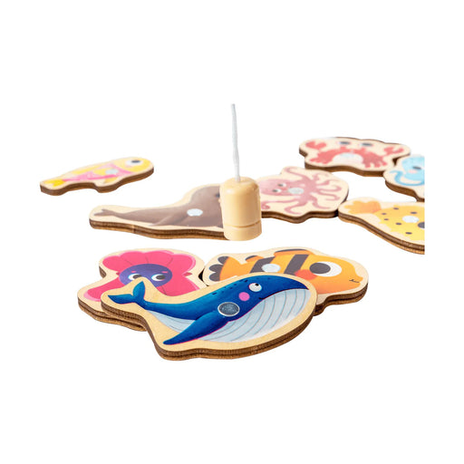 ¡La pesca más divertida sin mojarse! Juego Toy Planet de madera natural con imanes seguros. Tu pequeño pescador capturará peces de colores mientras desarrolla destreza y concentración. Perfecto para interior y exterior, silencioso y educativo. Aventura magnética desde los 3 años.
