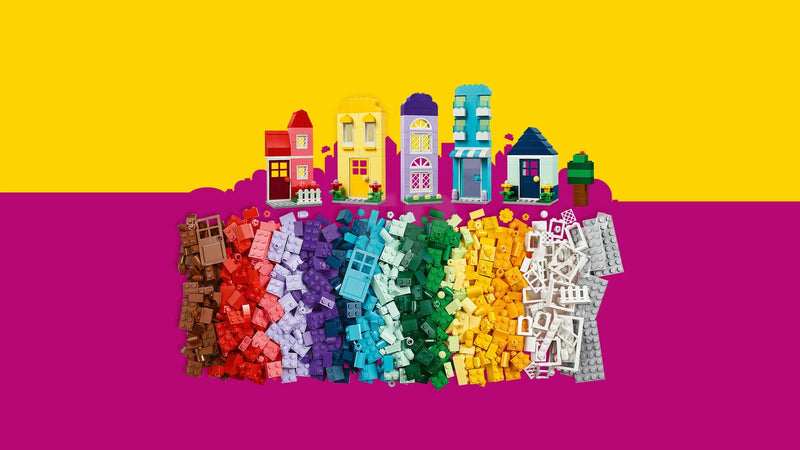 Piezas de colores del set LEGO Classic Casas Creativas esparcidas sobre una mesa

