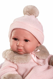 Luca Antonio Juan con conjunto de punto y manta
