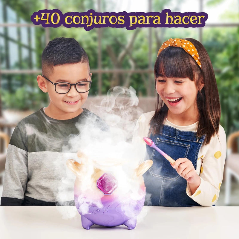 Dos niños jugando con el caldero Magic Mixies mientras sale la niebla