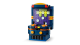 Máquina recreativa arcade LEGO con pantalla pixelada y panel de control