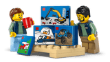Minifiguras LEGO con cajas miniatura sets LEGO y palé construible

