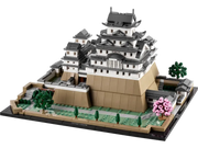 Modelo LEGO 21060 del Castillo de Himeji con muros asimétricos, senderos y arquitectura japonesa
