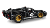 Modelo LEGO Technic GT40 con puertas abiertas mostrando interior detallado