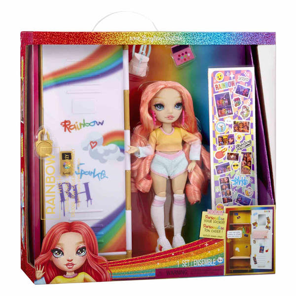 Muñeca Rainbow High posando junto a su taquilla.

