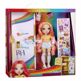 Muñeca Rainbow High posando junto a su taquilla.
