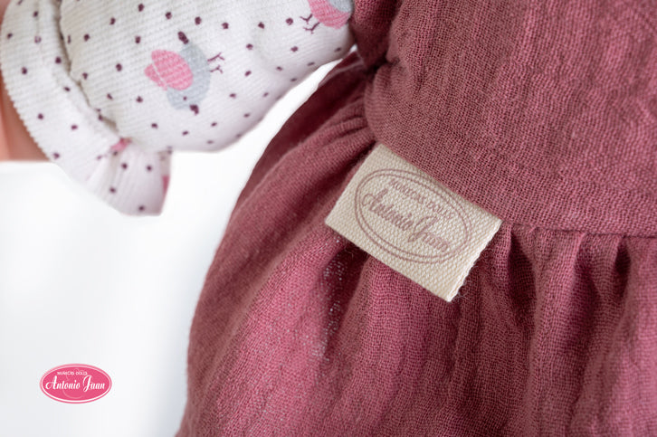 Muñeca de 36 cm con caja musical y cuerpo blandito
