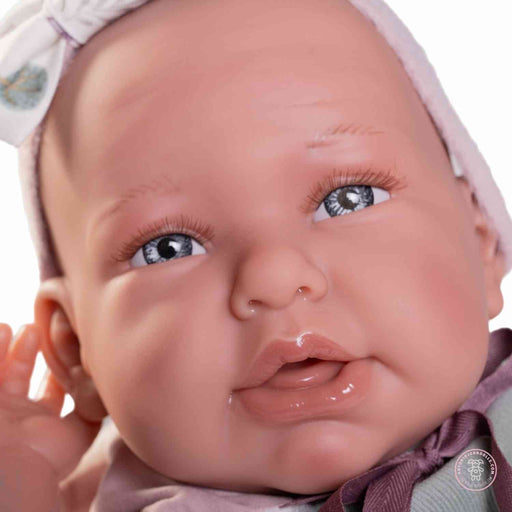 Muñeca realista 52 cm con peluche de ratón
