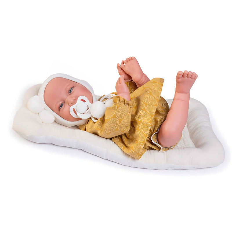 Muñecas Antonio Juan Recién Nacida Carla mostaza con cuna-parque (33444)