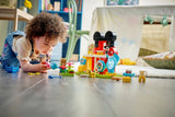 Niña jugando con LEGO DUPLO Casa Mickey Mouse 10465
