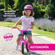 Niña pequeña montando la bicicleta de equilibrio Chicco First Bike rosa, impulsándose con los pies para desarrollar equilibrio y coordinación sin necesidad de ruedines
