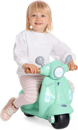 Niño conduciendo la Vespa Primavera Chicco Mint Green, correpasillos hecho en Italia que desarrolla equilibrio, coordinación y motricidad en niños pequeños
