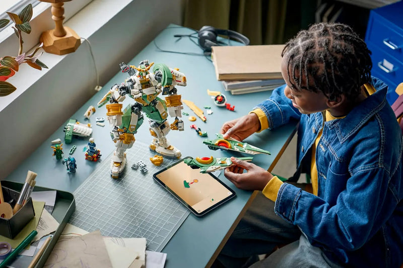 Niño construyendo Titán Robot Lloyd LEGO NINJAGO 71860 verde dorado mesa
