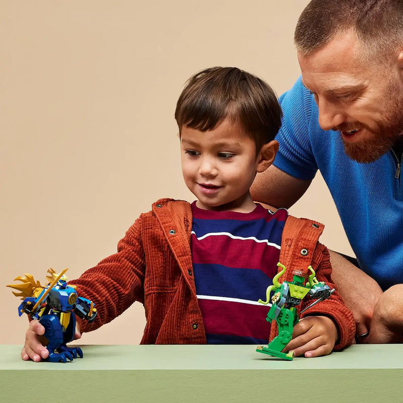 Niño jugando LEGO 71853 meca-dragón Jay azul dorado meca verde combate
