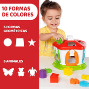 Niño jugando con la casita educativa Chicco insertando formas geométricas de animales a través de los agujeros correspondientes
