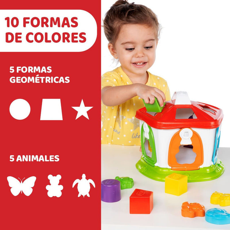 Niño jugando con la casita educativa Chicco insertando formas geométricas de animales a través de los agujeros correspondientes
