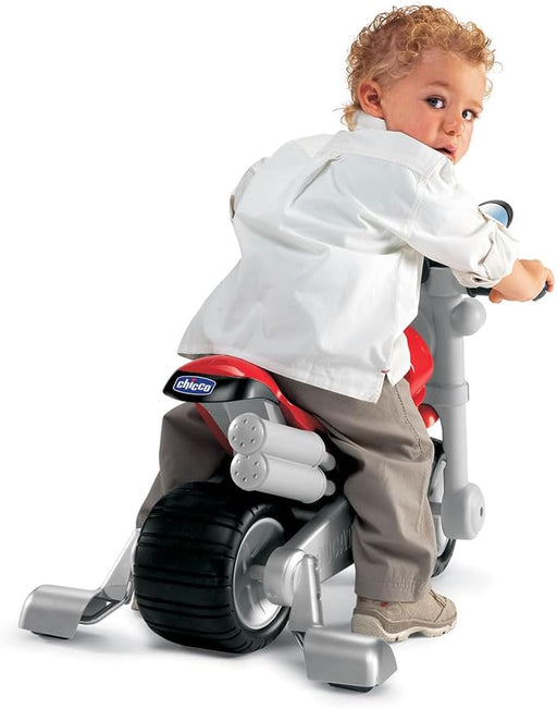 Niño montando moto Chicco Ducati Monster con 2 modos de uso, diseño oficial Ducati, efectos sonoros reales y estructura robusta hasta 25 kg
