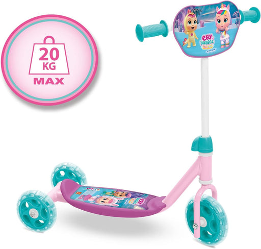 Niño pequeño usando patinete Bebés Llorones Mondo 28722 mostrando la estabilidad de las 3 ruedas, reposapiés antideslizante y sistema de dirección inmediato con rueda trasera doble para máxima seguridad
