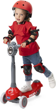 Niño usando el Patinete Ducati de Chicco con manillar ergonómico de altura fija y dirección intuitiva para aprender equilibrio de forma segura
