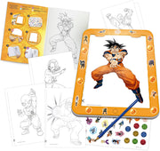 Niño usando la tableta de dibujo luminosa Dragon Ball de Educa, calcando personajes con la luz LED encendida, demostrando cómo funciona el sistema de iluminación para crear dibujos de Goku y otros héroes Z de forma fácil y divertida
