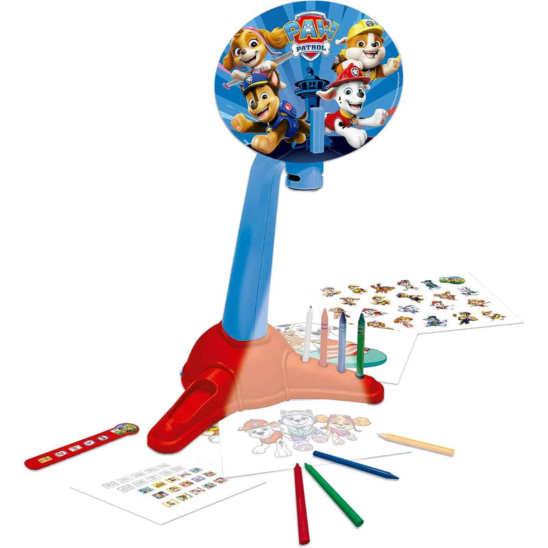 Niño usando proyector infantil Paw Patrol de EDUCA para inventar historias y aventuras de la Patrulla Canina en la pared
