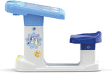 Detalle del pupitre Bluey con asiento integrado y superficie amplia para dibujar.
