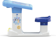 Detalle del pupitre Bluey con asiento integrado y superficie amplia para dibujar.

