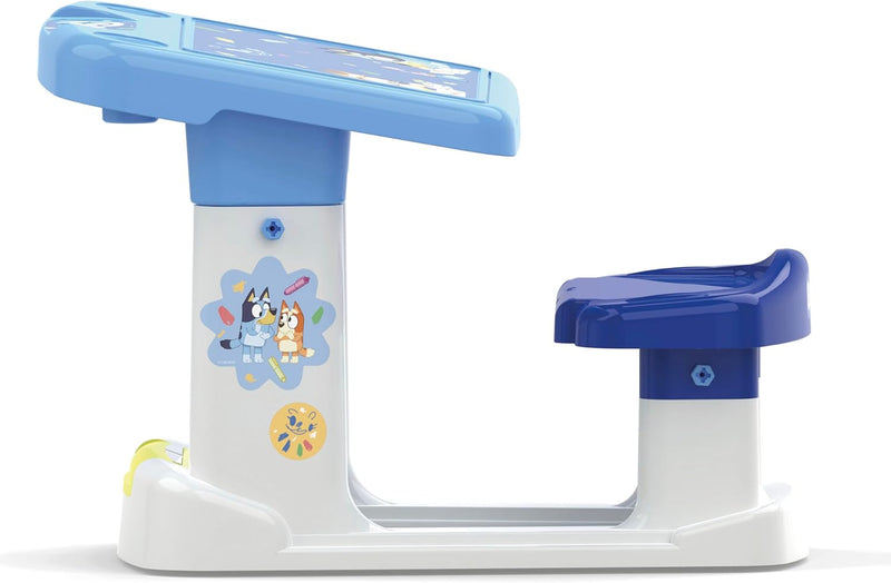 Detalle del pupitre Bluey con asiento integrado y superficie amplia para dibujar.
