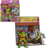 Pack de 2 figuras articuladas TMNT Movie Raphael y Rocksteady de 10cm con 12 puntos de articulación, accesorios característicos y escenario de batalla ilustrado a todo color
