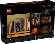 Parte trasera de la caja del set LEGO 10367 mostrando el book nook entre libros y las dimensiones del modelo abierto.