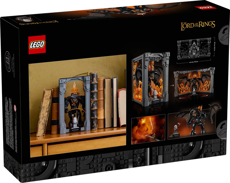 Parte trasera de la caja del set LEGO 10367 mostrando el book nook entre libros y las dimensiones del modelo abierto.