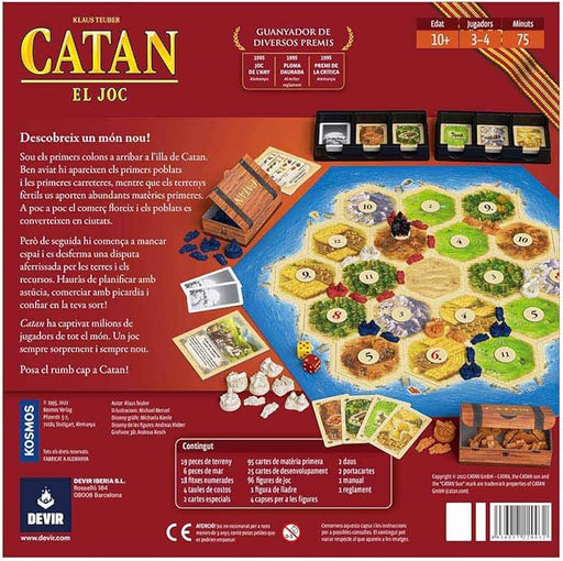 Partida de Catán en catalán en curso con el tauler hexagonal montado, mostrando los diferentes terrenos (bosques, campos, montañas, pastos), fichas numéricas, cartas de recursos, poblados y ciudades de diferentes colores, y dados para jugar
