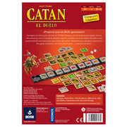 Partida de Catan Duelo en curso con tablero desplegado, asentamientos construidos y cartas de recursos, juego de mesa para 2 jugadores a partir de 10 años
