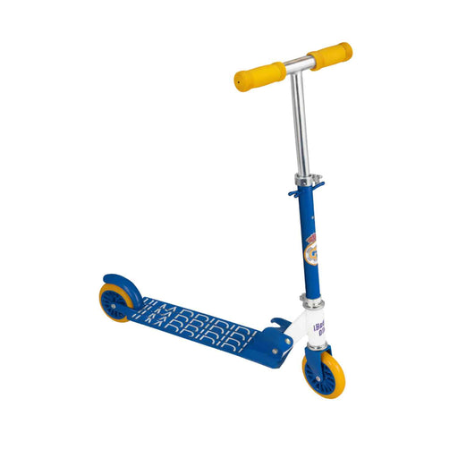 Patinete Real Madrid montado con diseño azul y amarillo y escudo oficial del club
