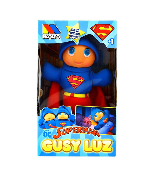 Peluche Moltó Gusy Luz Superman que se ilumina con efectos LED suaves. El compañero perfecto para vencer el miedo a la oscuridad. Suave, abrazable y con la magia luminosa del Hombre de Acero. Ideal para crear rutinas de sueño tranquilas desde los 3 años.
