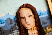 Primer plano de la Mona Lisa hecha con LEGO, mostrando los detalles del rostro.
