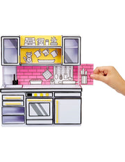 Proceso de creación del MiniVerse Make It Mini Kitchen mostrando materiales incluidos, herramientas de montaje y base de exhibición para miniaturas coleccionables de MGA
