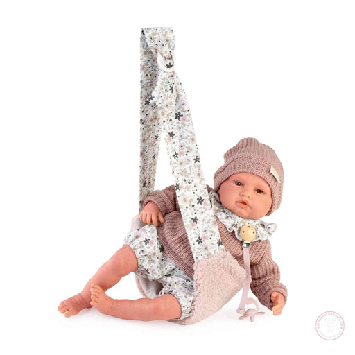 Reborn Baby Love con portabebé floral y conjunto de lana
