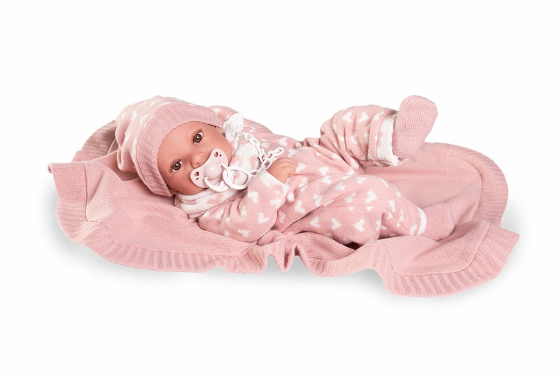 Recién nacida con gorro y manta rosa
