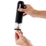 Sacacorchos eléctrico Orbegozo CU4100 en acción abriendo botella de vino - Sistema automático sin esfuerzo con pulsador de doble sentido
