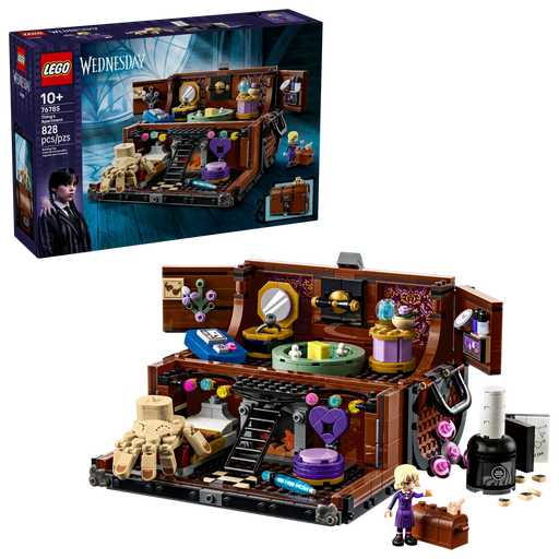 Set LEGO 76785 Apartamento de Cosa abierto revelando el interior detallado con cama, silla, reloj, sombrero y accesorios de Cosa junto a la minifigura de Enid Sinclair
