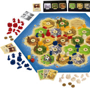 Tablero de Catan Mercaderes y Bárbaros con hexágonos de río y lago, fichas de pescado, caravanas de camellos de madera en colores y asentamientos de jugadores formando paisaje medieval de juego estratégico







