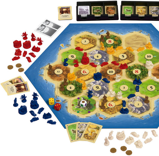 Tablero de Catan Mercaderes y Bárbaros con hexágonos de río y lago, fichas de pescado, caravanas de camellos de madera en colores y asentamientos de jugadores formando paisaje medieval de juego estratégico







