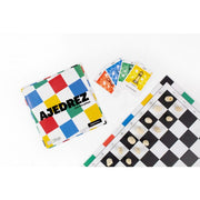 Tablero desplegado con piezas y cartas de minijuego.
