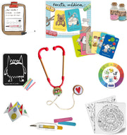 Tarjetas de expresión emocional desplegadas sobre la mesa.
