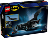 Trasera de la caja LEGO DC Batman 76304 Batmóvil Forever - Muestra interior detallado, minifigura Batman con base y placa informativa
